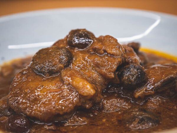 Plats preparat de Fricandó de vedella tradicional amb bolets