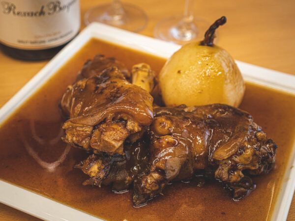 Plats preparat de Peus de porc ofegats amb peres al moscatell