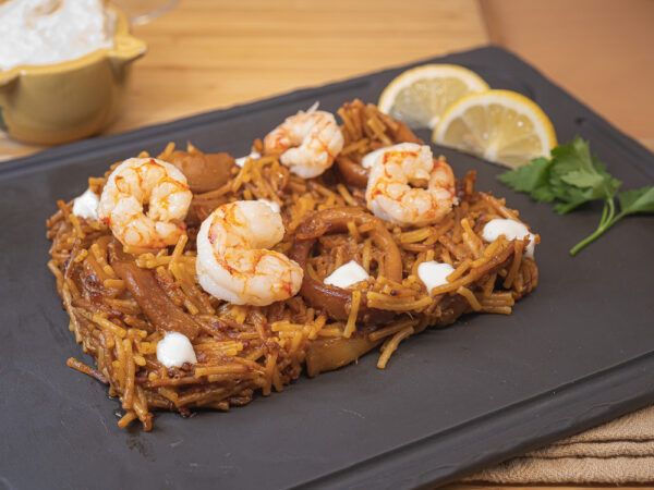 Plat preparat de fideuà de gambes i calamars