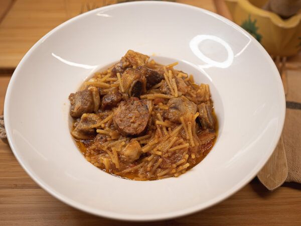 Plat preparat de fideus a la cassola amb costelles i botifarra