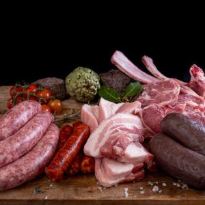 Lot barbacoa per a 4 amb xai talls variats, botifarra crua, xistorra, cansalada, botifarró de ceba.